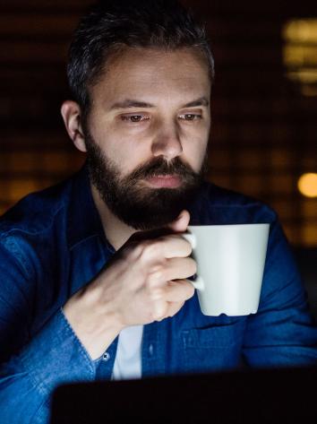 Iemand drinkt koffie in de avond