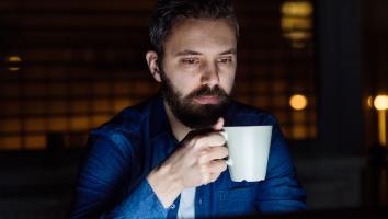 Iemand drinkt koffie in de avond