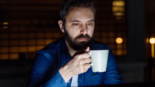 Iemand drinkt koffie in de avond