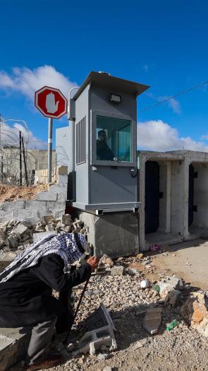 Palestijnse mannen wachten voor het militaire checkpoint Qalandia op de westoever