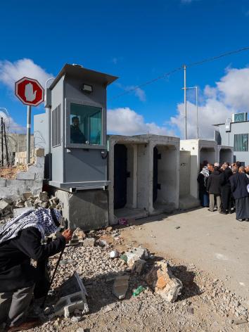 Palestijnse mannen wachten voor het militaire checkpoint Qalandia op de westoever