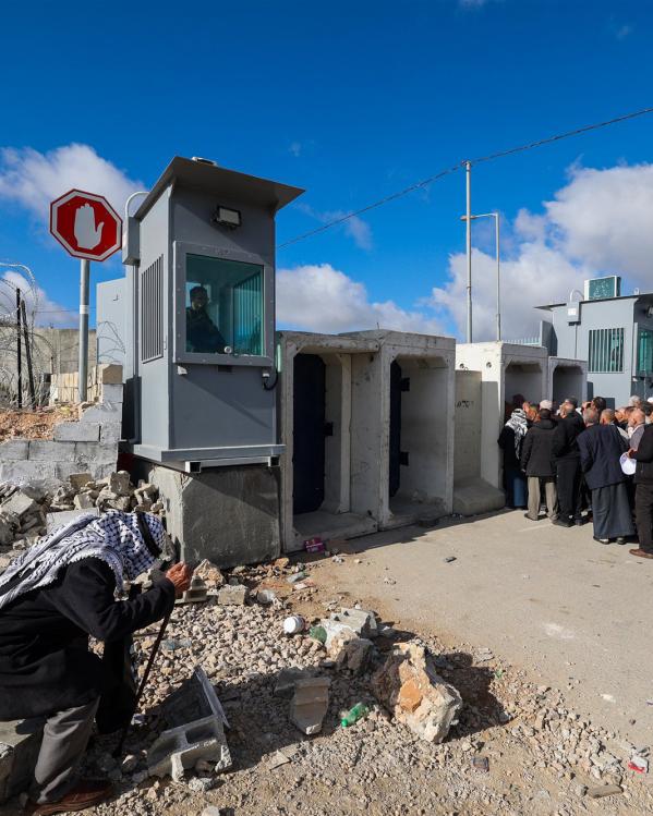 Palestijnse mannen wachten voor het militaire checkpoint Qalandia op de westoever