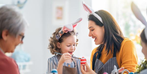 Familie schildert eieren en dragen konijnenoren