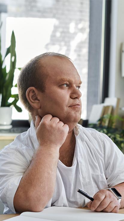 Man aan het dagdromen tijdens werk