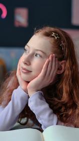 Meisje dagdromend op bed