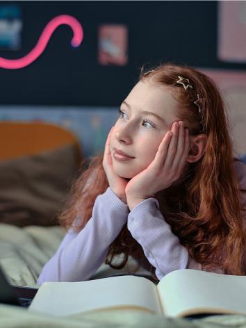 Meisje dagdromend op bed