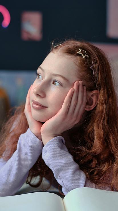 Meisje dagdromend op bed