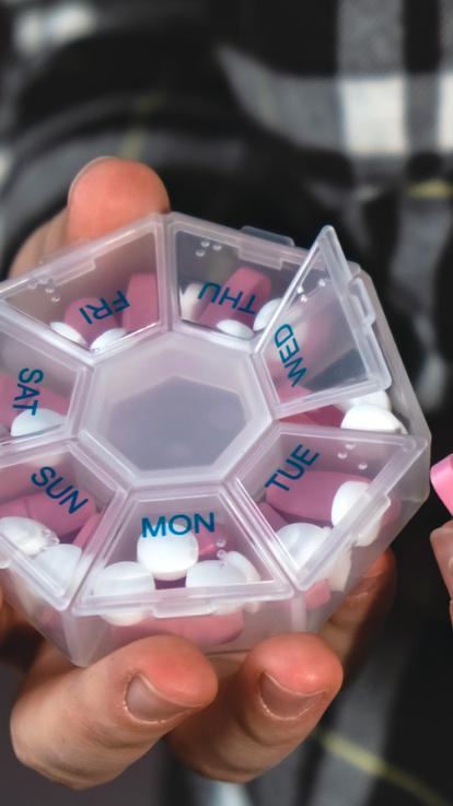 Pillendoosje met dagen van de week gevuld met verschillende pillen