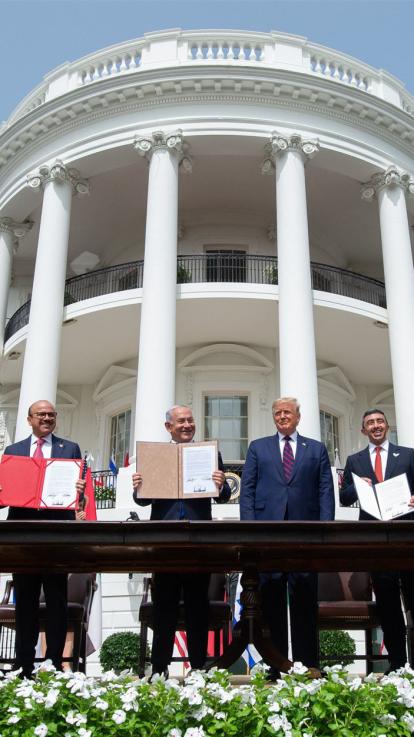 vertegenwoordigers van Bahrein, Israël, de VS en de VAE na tekening van de akkoorden