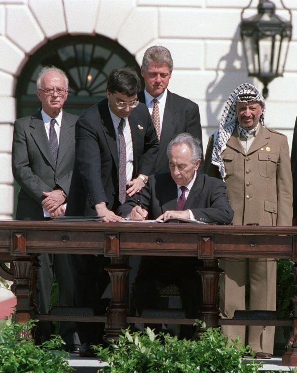 Peres tekent de Oslo-akkoorden, 