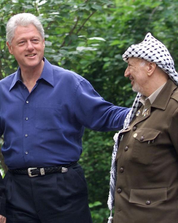 Barak, Clinton en Arafat bij de onderhandelingen in Camp David in 2000