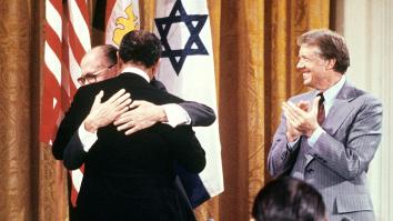 al-Sadat en Begin omhelzen elkaar