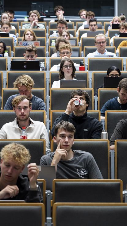 Leerlingen in een collegezaal