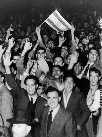 mensen vieren feest na het uitroepen van de staat Israël in 1948