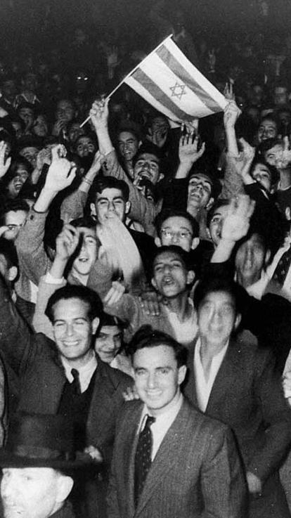 mensen vieren feest na het uitroepen van de staat Israël in 1948