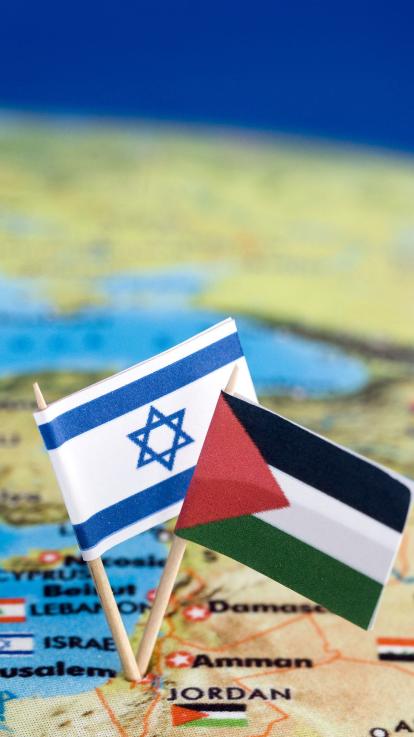 Israëlische en Palestijnse vlag op een kaart van het Midden-Oosten