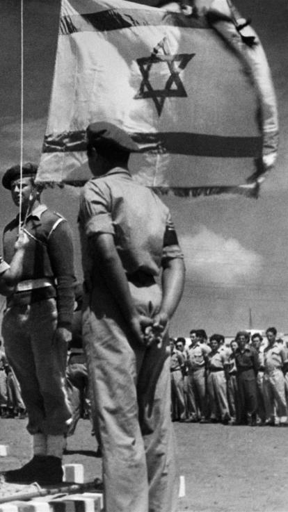 zwart-witfoto van het hijsen van de Israëlische vlag 