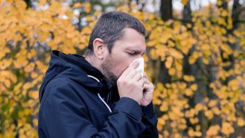 man snuit buiten zijn neus