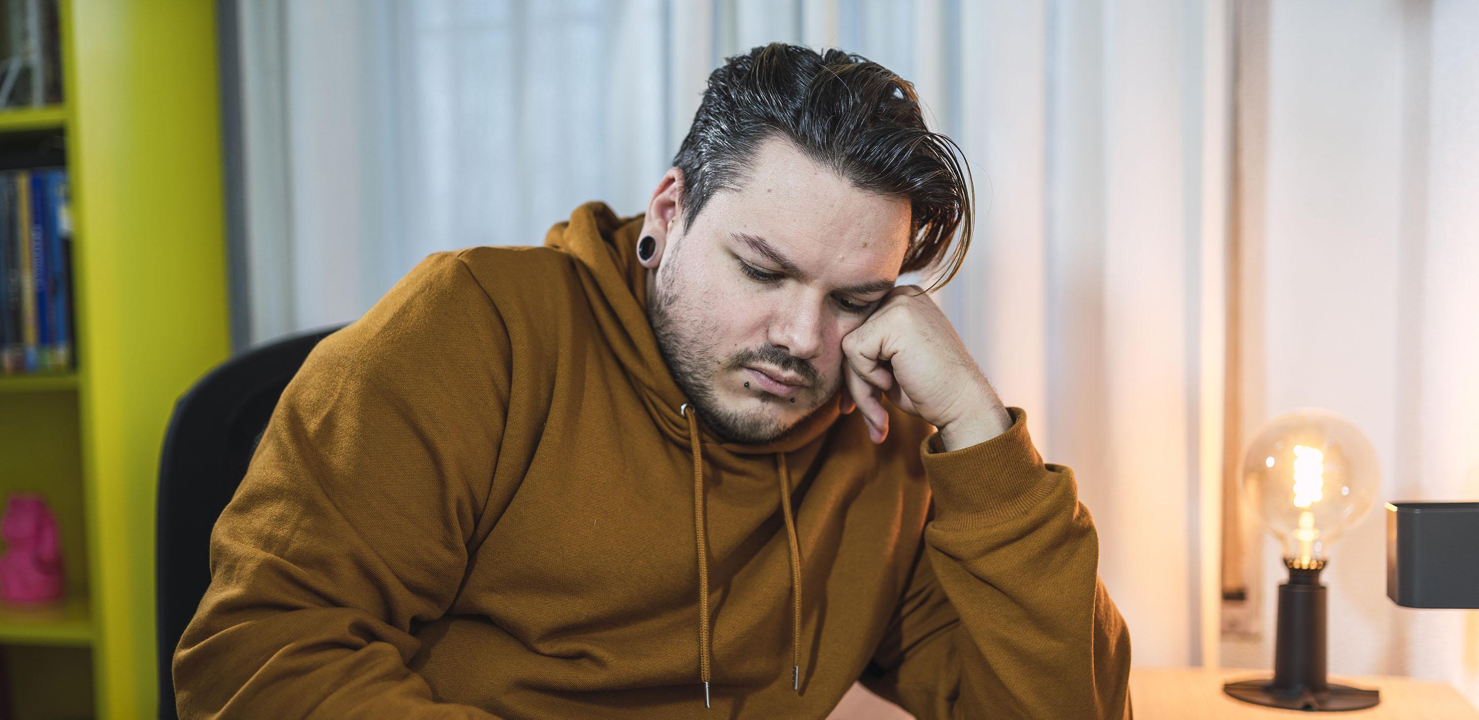 jongen kijkt somber naar beneden