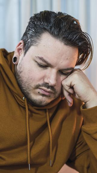 jongen kijkt somber naar beneden