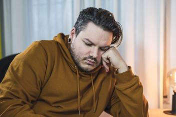 jongen kijkt somber naar beneden