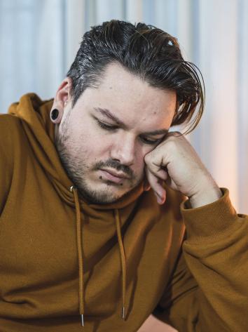 jongen kijkt somber naar beneden