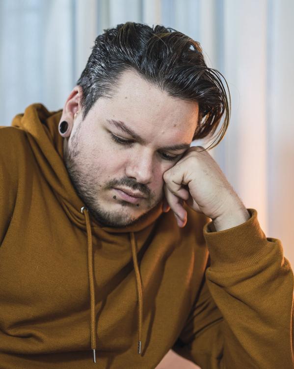 jongen kijkt somber naar beneden