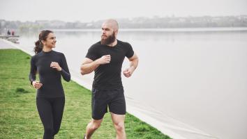 twee mensen aan het hardlopen langs het water