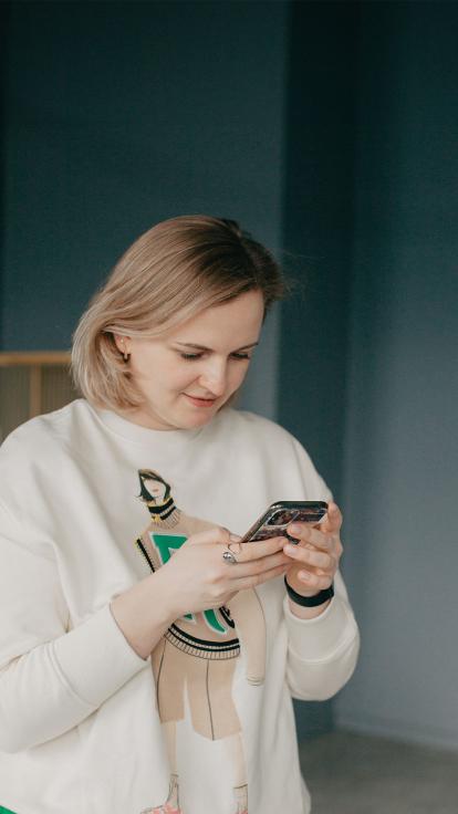 iemand op haar telefoon