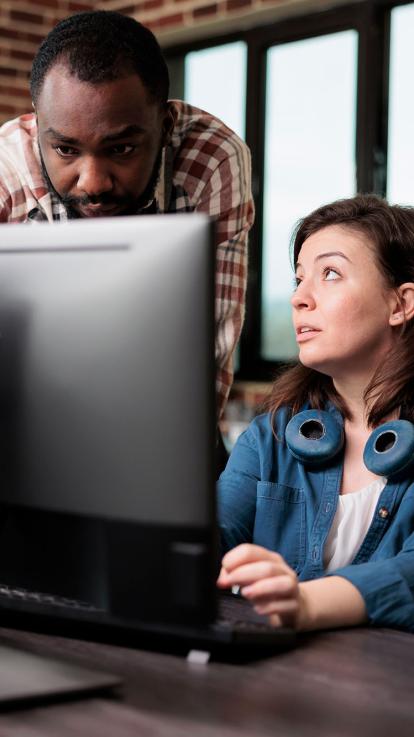 een man en vrouw kijken naar een computerscherm