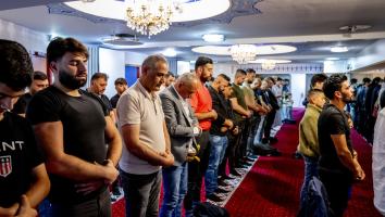 Bidden in een moskee