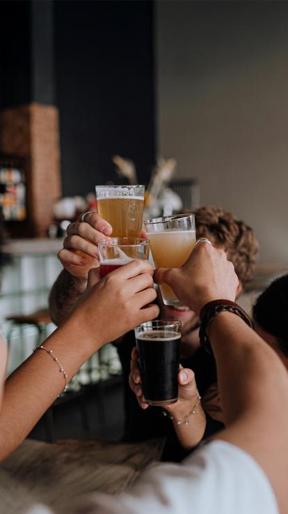 Vrienden prosten met bier 