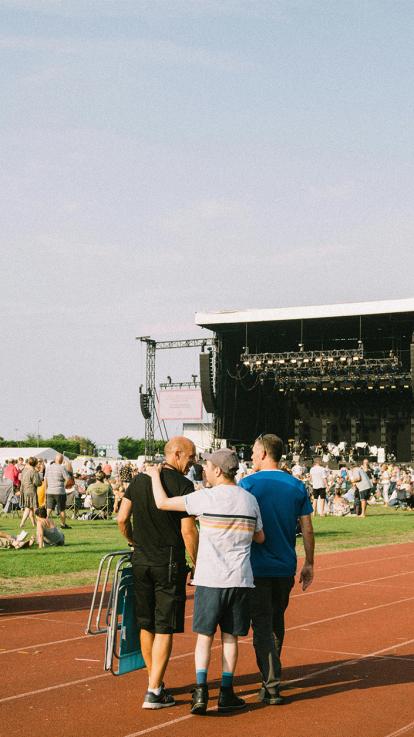 Vrienden lopen richting een podium 