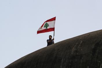 Man zwaait met Libanese vlag tijdens de protesten in 2019
