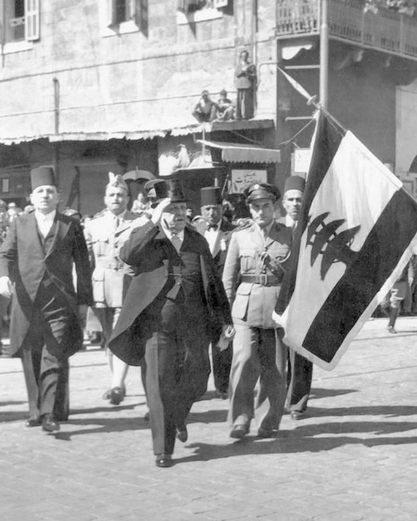 De eerste Libanese president na de onafhankelijkheid, Bechara El Khoury, salueert de Libanese vlag. 