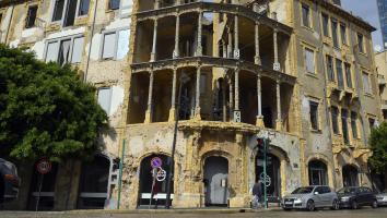 Beschadigd gebouw langs de groene lijn in Beiroet 