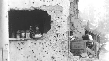 Kinderen in een beschoten huis in Libanon na de burgeroorlog