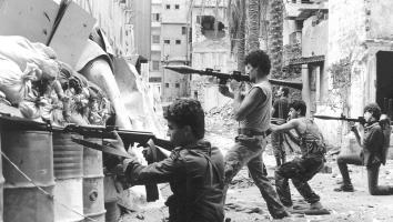 Gewapende jongens langs de groene lijn tijdens de burgeroorlog 