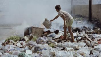 Kind speelt op vuilnisbelt naast vluchtelingenkamp in Beiroet