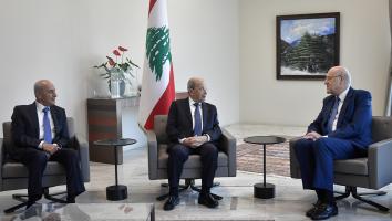 De Libanese president Michel Aoun (M), de parlementsvoorzitter Nabih Berri (L) en de premier Najib Mikati (R)