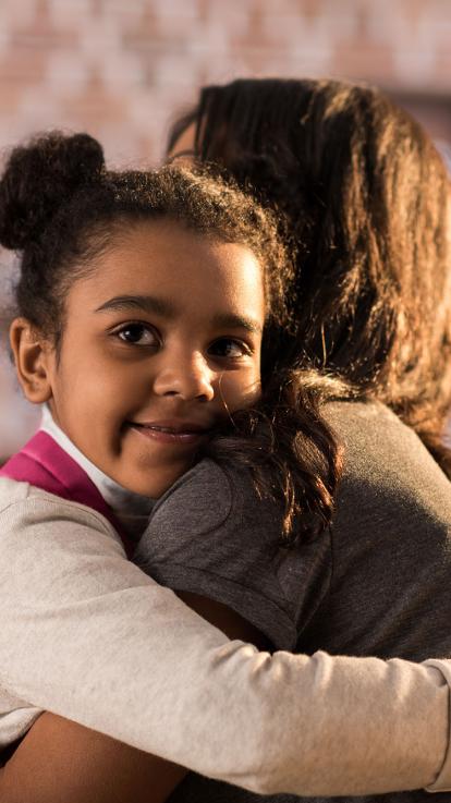 een moeder knuffelt haar dochter