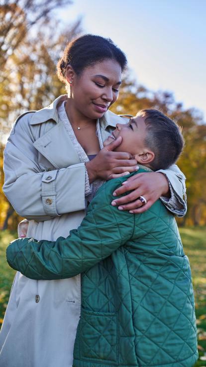 een moeder en zoon knuffelen 