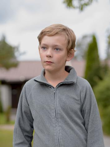 een jongen kijkt voor zich uit