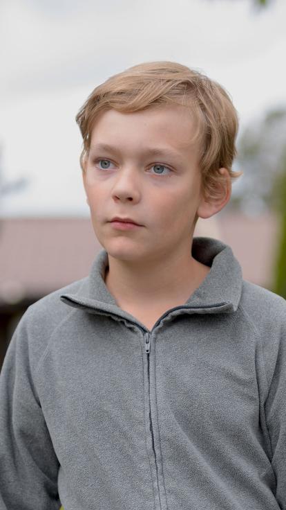 een jongen kijkt voor zich uit