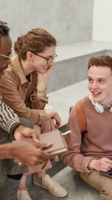 Groep mensen in gesprek op een grijze trap