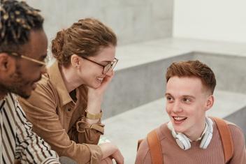 Groep mensen in gesprek op een grijze trap