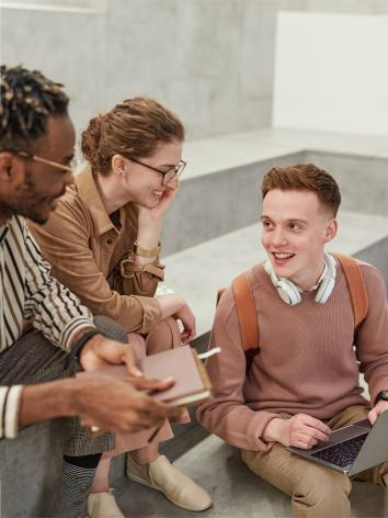 Groep mensen in gesprek op een grijze trap