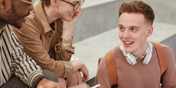 Groep mensen in gesprek op een grijze trap