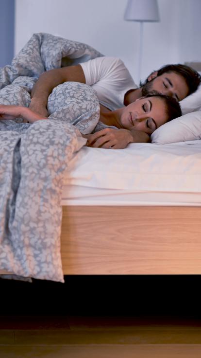 een koppel slaapt samen in bed