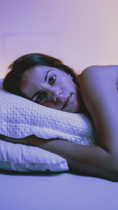 iemand ligt wakker in bed